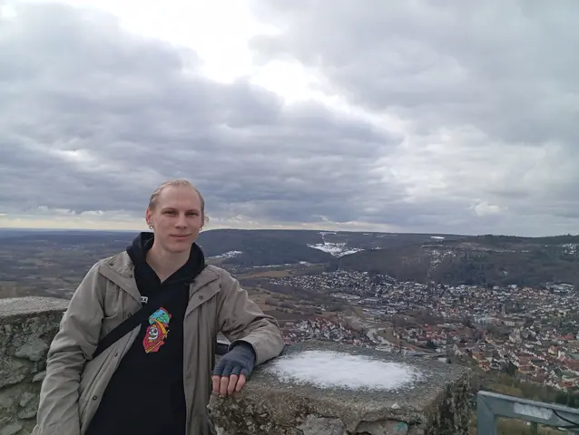 Я на фоні міста